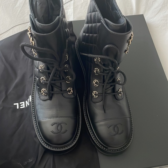 Chanel ankle combat boots in leather - Picture 5 of 6